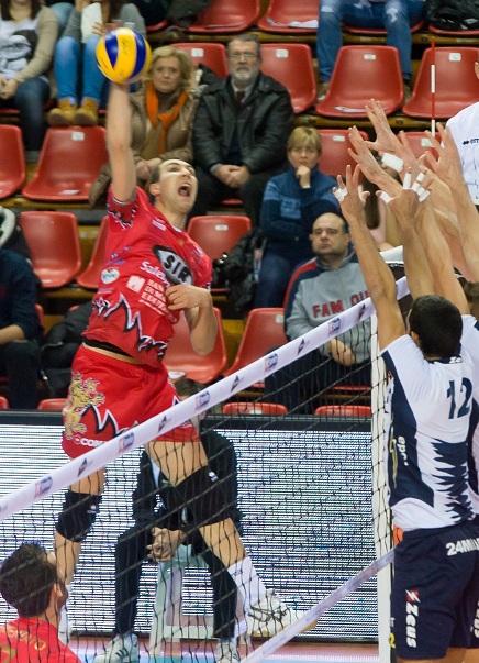 Lo schiacciatore Nemanja Petric in attacco