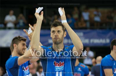 Buti Simone (applaude)