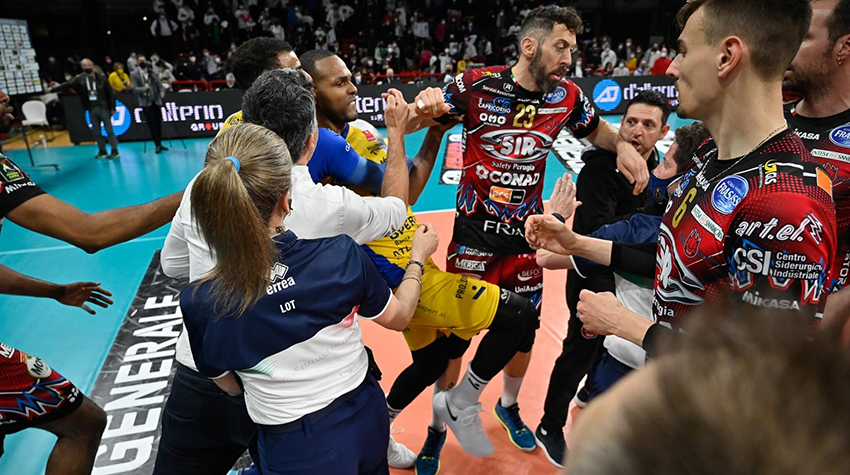 Leal Yoandy sferra un calcio