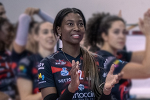 Montano Ivonee (applaude)