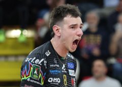 Loser Agustin (esulta)