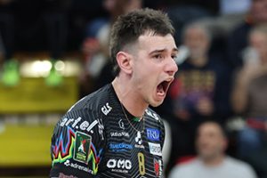 Loser Agustin (esulta)